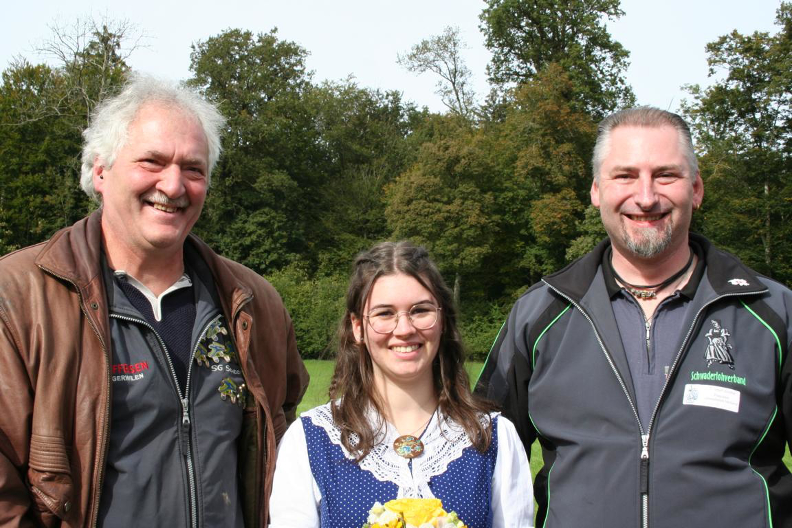 Schwaderlohmeister Gewehr, Marcel Huber mit dem «Schwaderlohmeitli» und Präsident Christoph Zürcher.