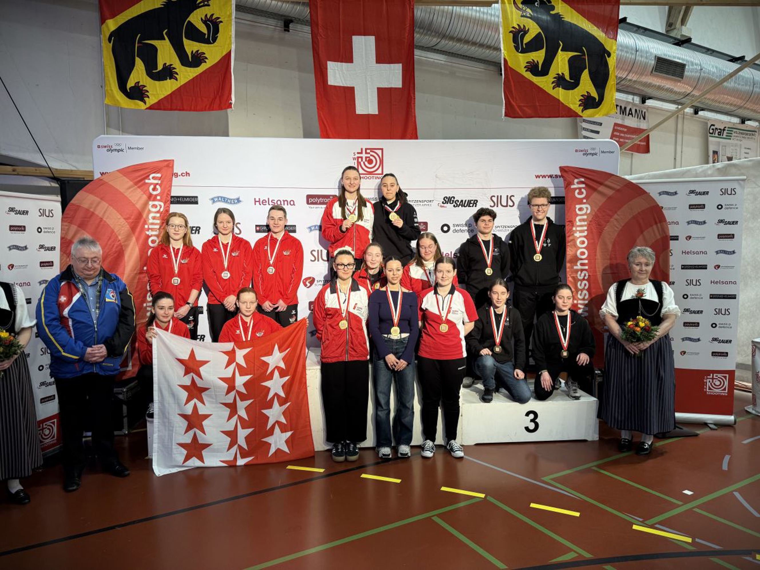 Podest Gewehr 10m Juniorinnen und Junioren (v.l): 2. Wallis; 1. Solothurn; 3. Linth.