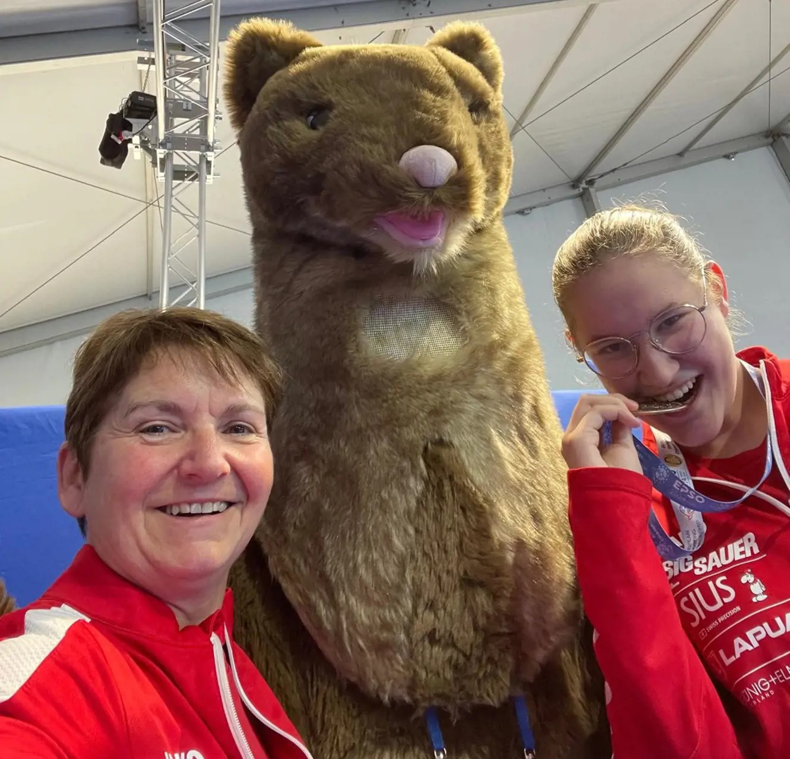 Claudia Loher und Alice Ambrosini nach dem Gewinn von Bronze an der Junioren-EM in Osijek (CRO).