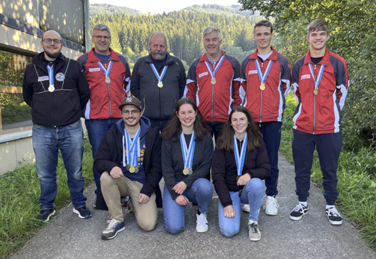 Bild1 Die Medaillengewinner (hinten v.l.): Marco Bürgi, Markus Brügger, Roger Siffert, Heribert Andrey, Nicolas Jenny, Elio Sauterel (kniend v.l.): Sven Riedo, Lea Sturny, Kim Sturny