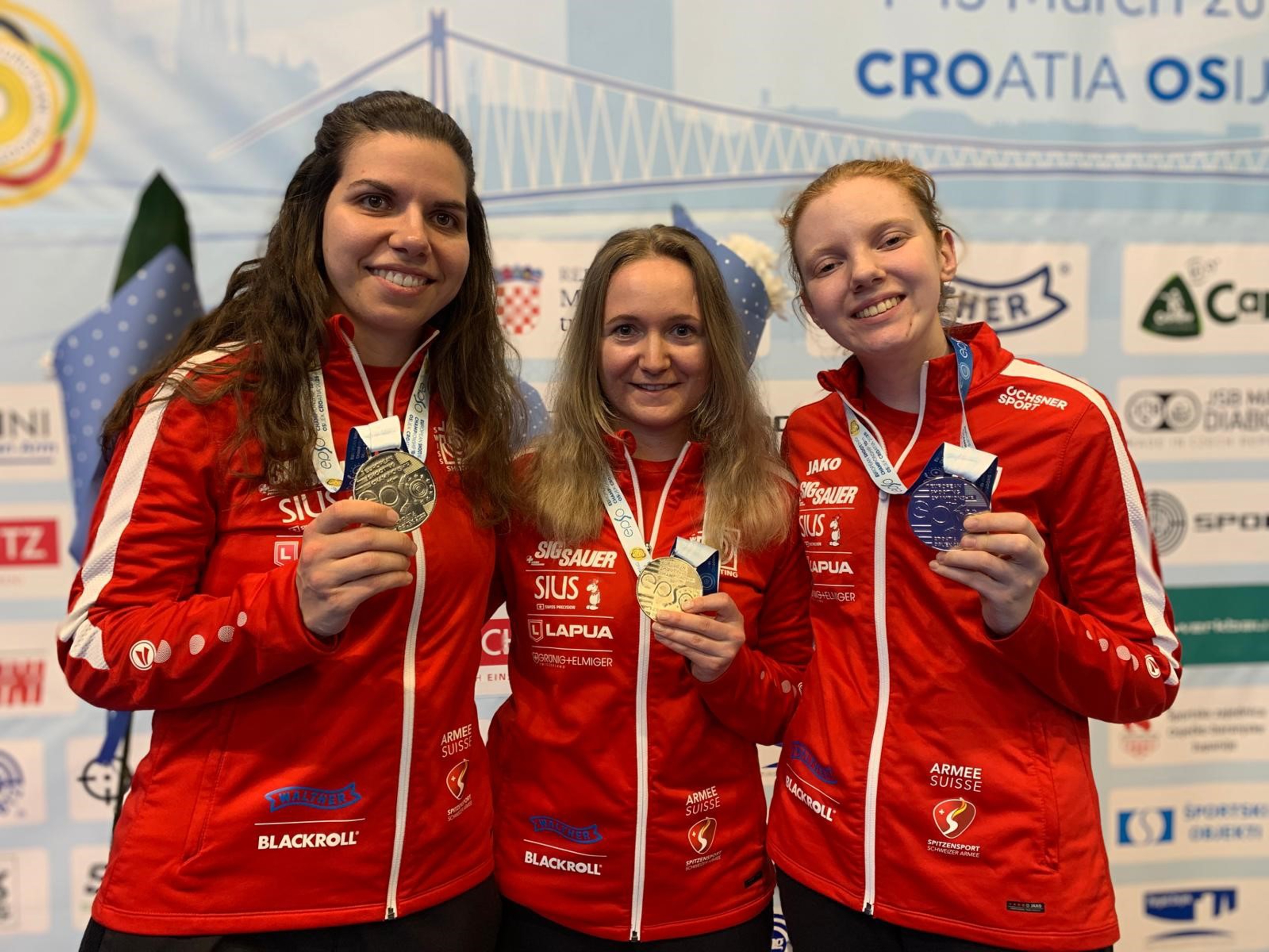 Chiara Leone, Muriel Züger und Audrey Gogniat (v. l.) präsentieren stolz ihre Silbermedaillen nach dem packenden EM-Finale in Osijek.