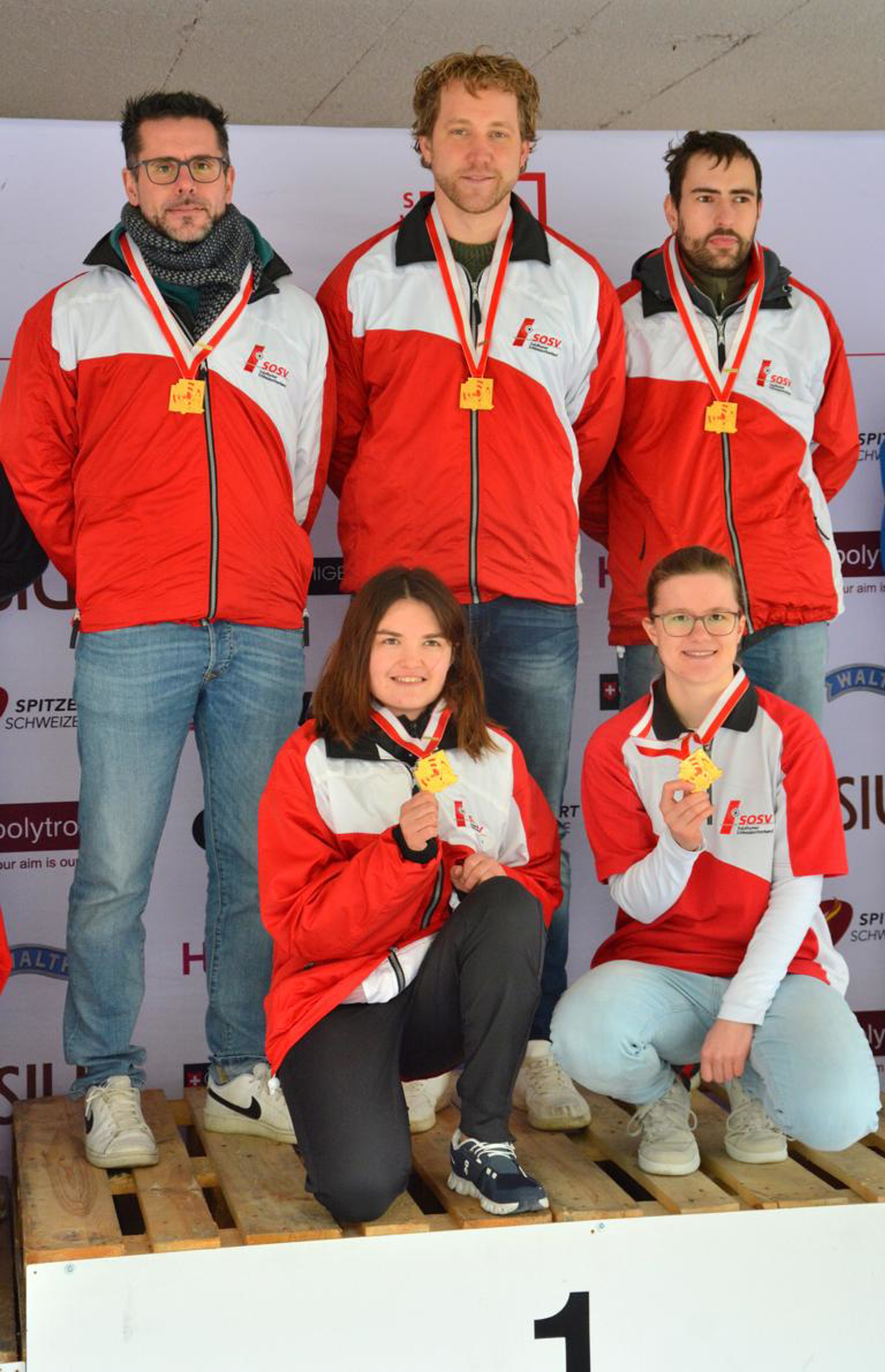 Sieger Solothurn mit (stehend v.l.) Fabio Sciuto, Jan Lochbihler und Simon Zellweger; (kniend v.l.): Michèle Bertschi und Janine Frei. 

