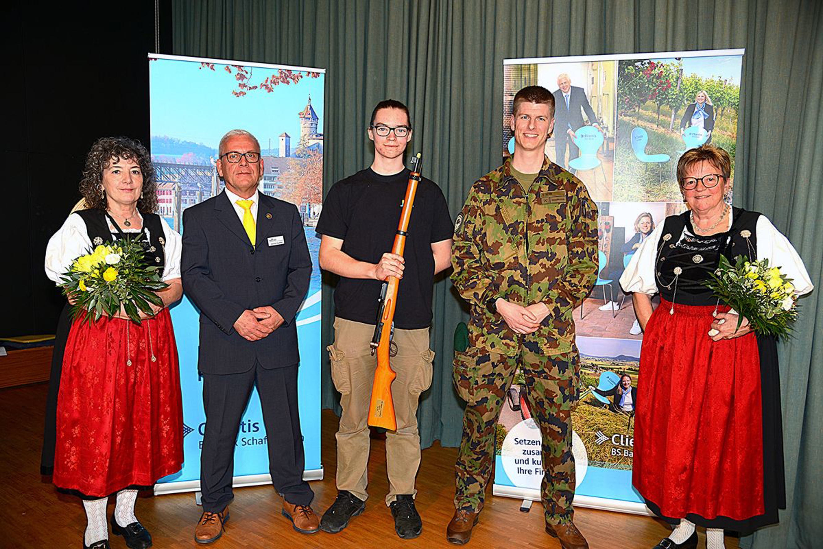 Kreiskommandant Hauptmann Steven Senn übergibt dem neuen JS-Feldmeister Nuri Rey aus Rüdlingen den begehrten Karabiner. Flankiert von den Ehrendamen (links: Conny Pletscher und (rechts) Hilde Wanner. Ebenfalls auf dem Foto: JS-Chef, Daniel Zweifel.