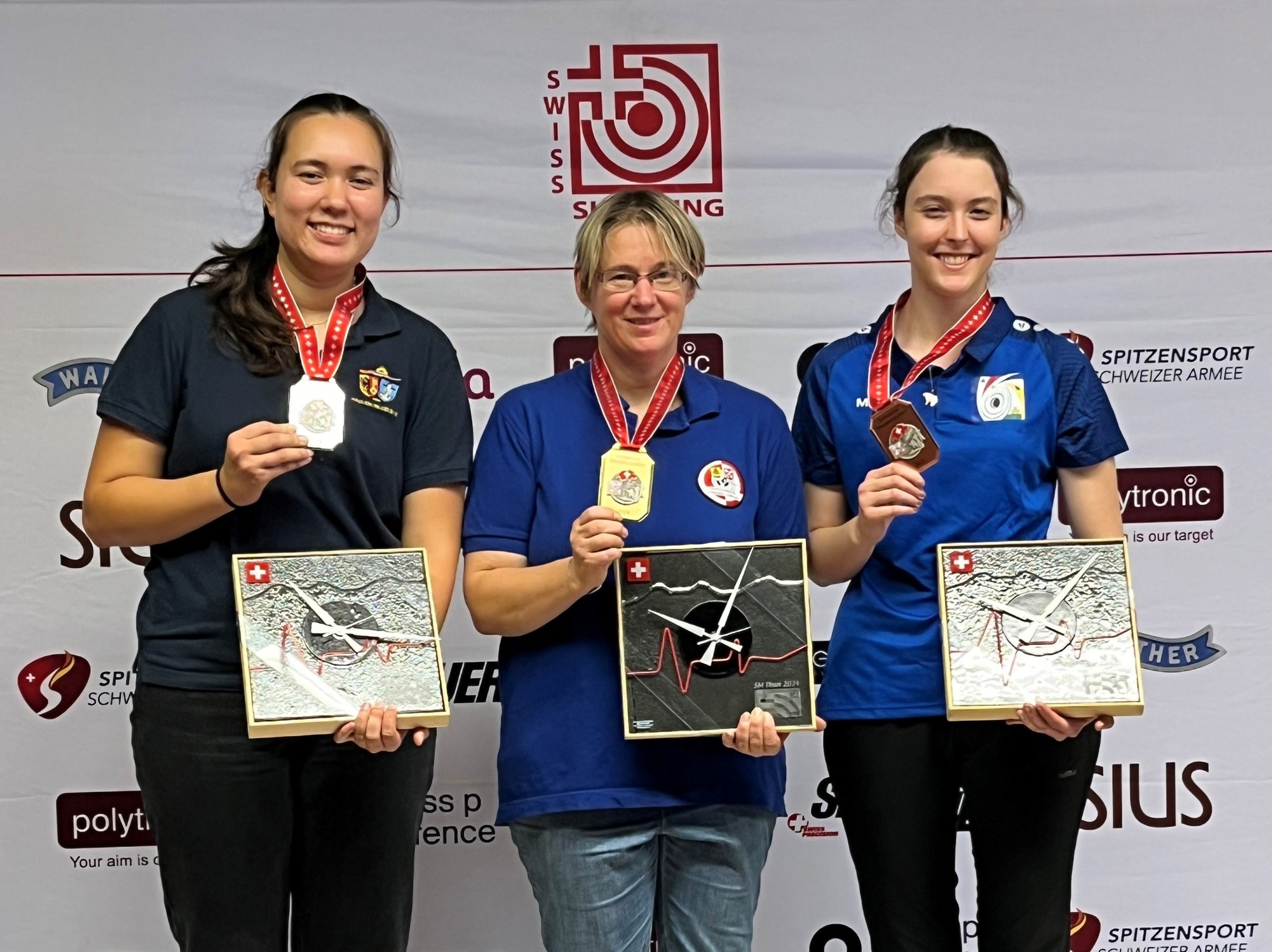 Das Podest Gewehr 300m 3x20 Frauen / Juniorinnen: 2. Jennifer Kocher, 1. Silvia Guignard, 3. Marta Szabo Bouza.