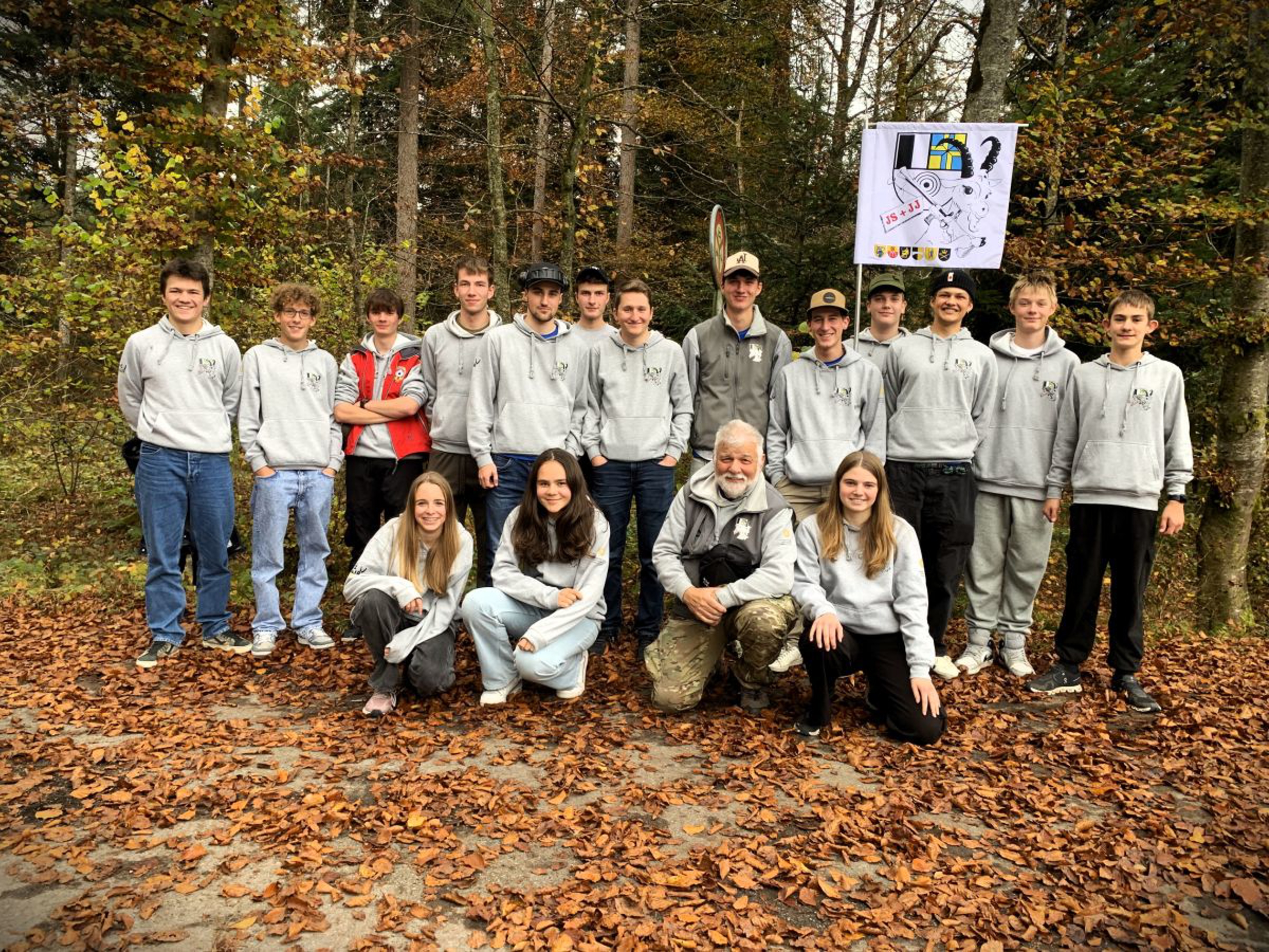 Die Jungschützen Engadin-Bergell mit ihrem Teamchef Attilo Tam.