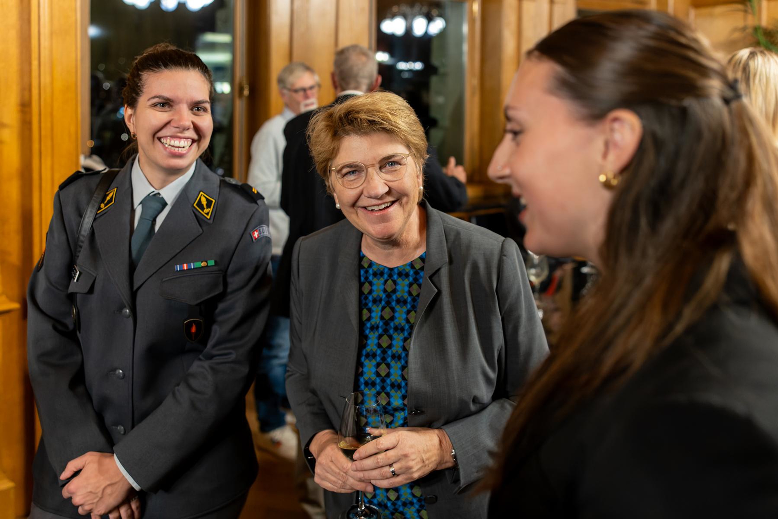 Chiara Leone und Bundesrätin Viola Amherd. Foto: VBS-DDPS Philipp Schmidli